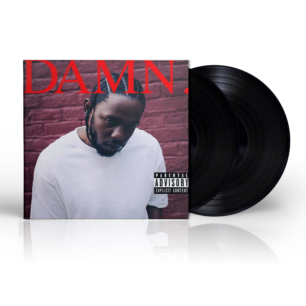 Custodia con al suo inteno due vinili neri. Album DAMN di Kendrick Lamar, il rapper afroamericano appare in primo piano