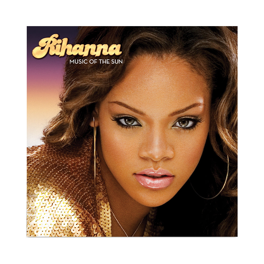 la copertina di rihanna iconica del suo album di debutto vede una foto in primo piano della bellissima cantante delle barbados con un abito di paiettes oro e orecchini a cerchio 