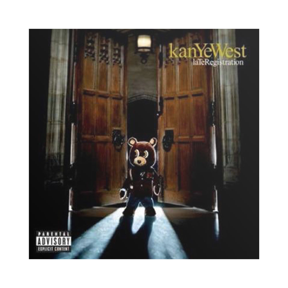 Copertina dell'album Late Registration del rapper americano Kanye West con un orasacchiotto di peluche che entra da un grande portone in legno