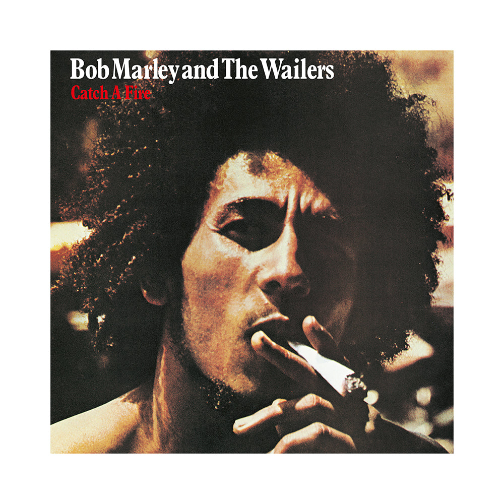 l'iconica copertina che ha reso Bob Marley famoso in tutto il mondo è quella di Catch a Fire dove si vede in primo piano bob marley che fuma una canna