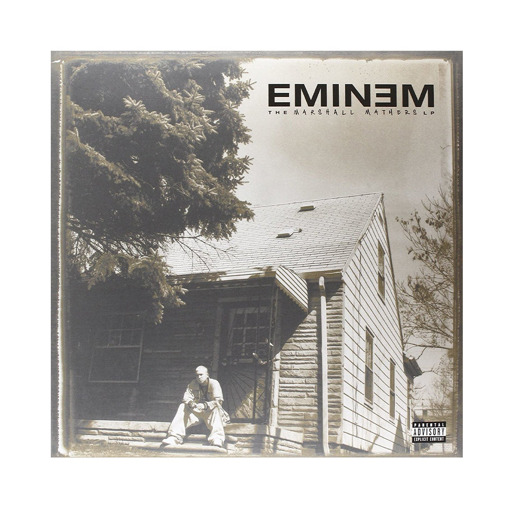 copertina standard di The Marshall Mathers LP foto con eminem seduto sulla scaletta d'ingresso della sua vecchia casa fatta di legno
