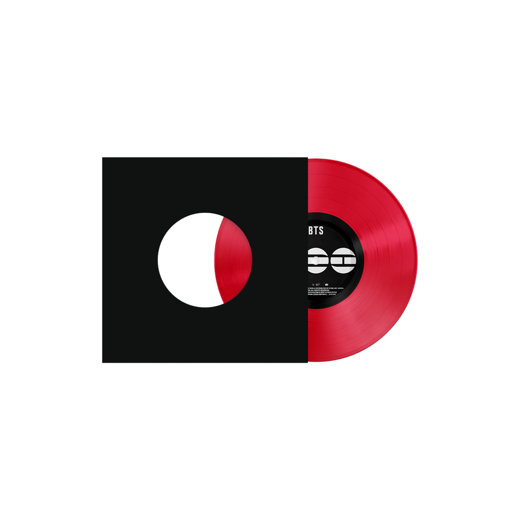 BTS – vinile LP rosso limited edition – K-pop colored vinyl – disco rosso estratto da sleeve nera con foro centrale e label logo BTS visibile