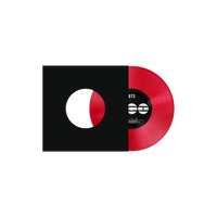 BTS – vinile LP rosso limited edition – K-pop colored vinyl – disco rosso estratto da sleeve nera con foro centrale e label logo BTS visibile