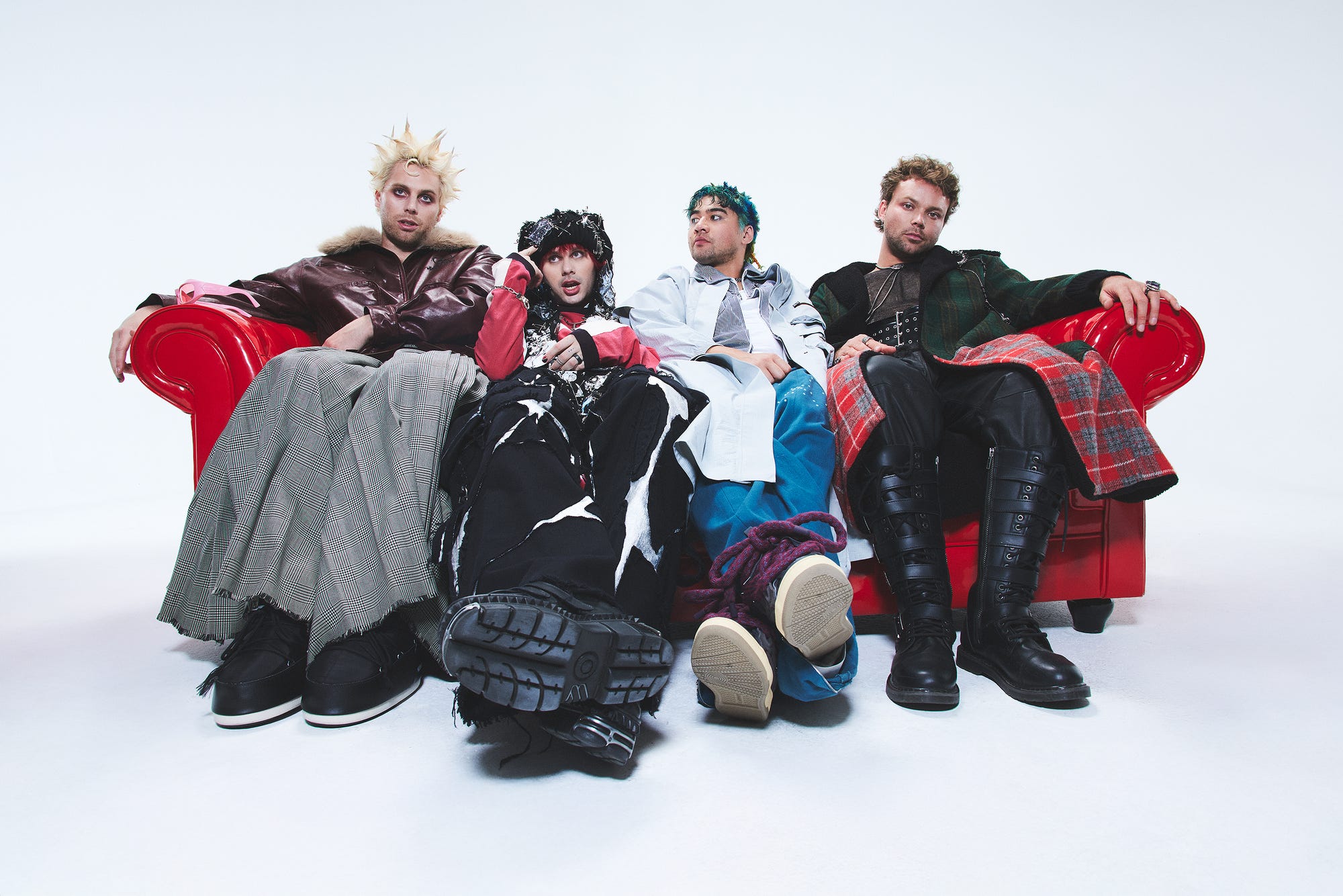 5sos band 5 seconds of summer gruppo inglese composto da 4 ragazzi con capelli colorati seduti su un divano