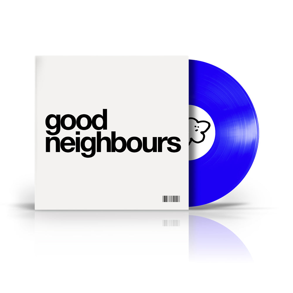 il nuovo EP dei good neighbours con vinile grandezza 12 pollici di colore blu elettrico acceso in vinile colorato disco che si vede a metà dalla copertina molto semplice dell'album di debutto bianca con scritta nera