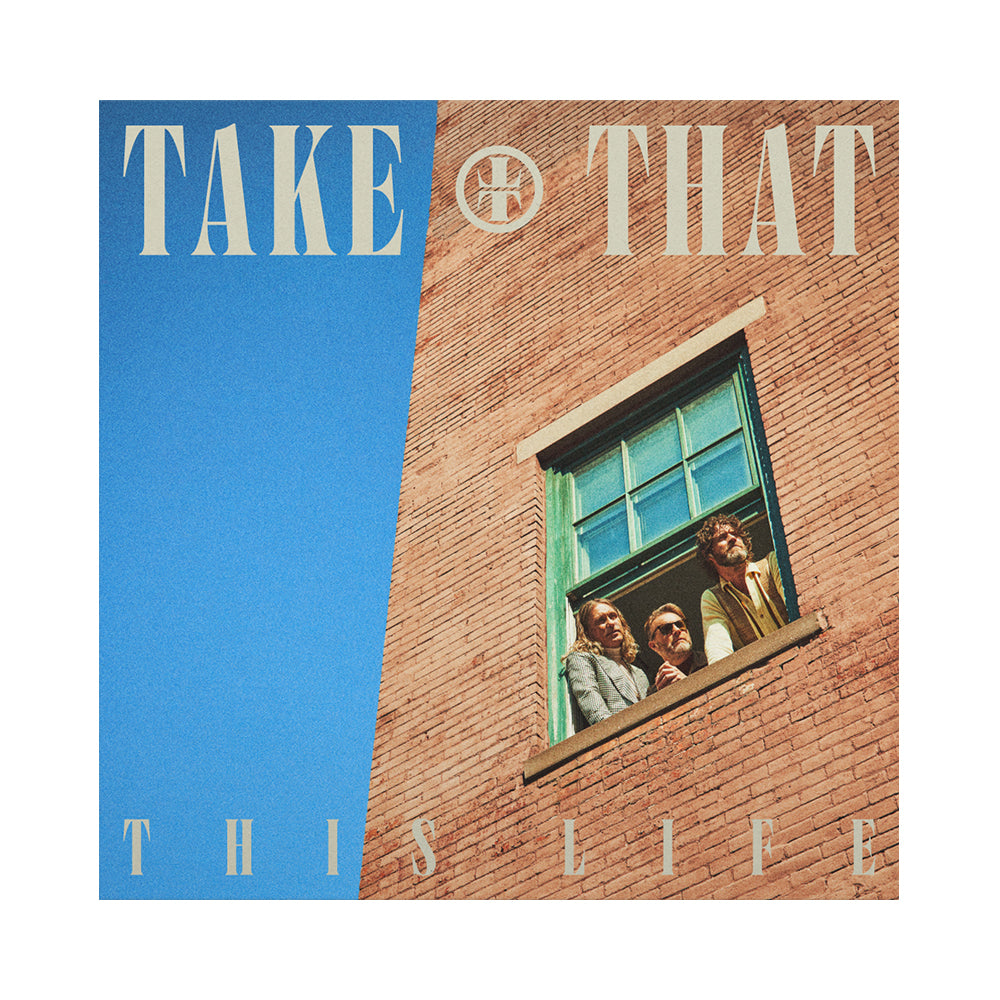 copertina del nuovo album this life dei take that con la band alla finestra di un palazzo di mattoncini e cielo azzurro
