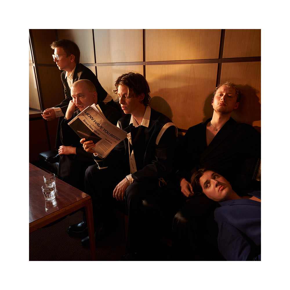 cover di how have you been il nuovo album della giovane band tedesca giant rooks dove si vedono i componenti della band seduti su un divanetto in una stanza tutta di legno