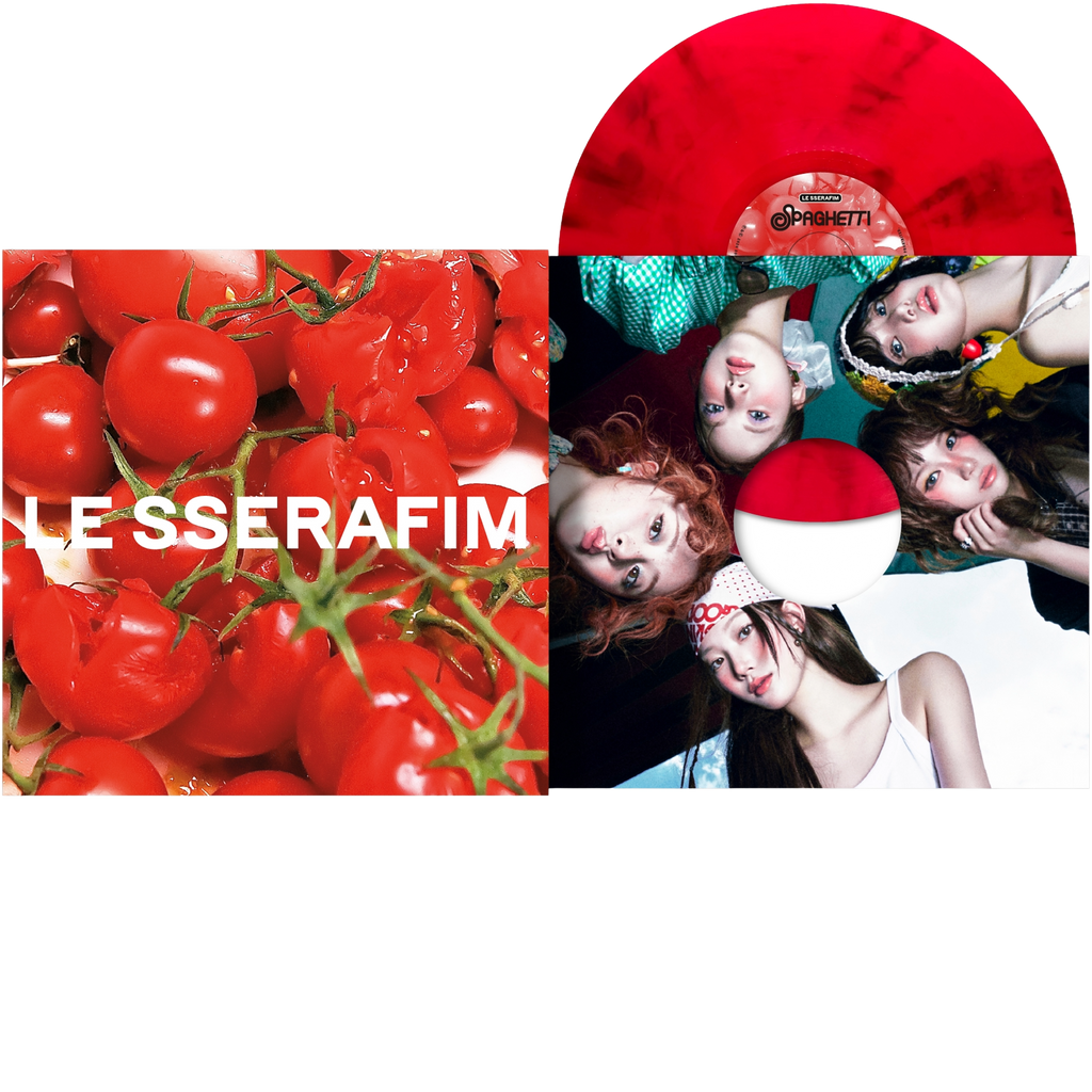vinile colorato rosso delle sserafim, kpop girl band con copertina con pomodori rossi e busta interna personalizzata con foto delle cantanti scattata da sotto e LP in vinile rosso con effetto marmorizzato