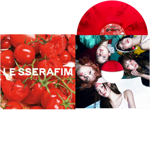 vinile colorato rosso delle sserafim, kpop girl band con copertina con pomodori rossi e busta interna personalizzata con foto delle cantanti scattata da sotto e LP in vinile rosso con effetto marmorizzato