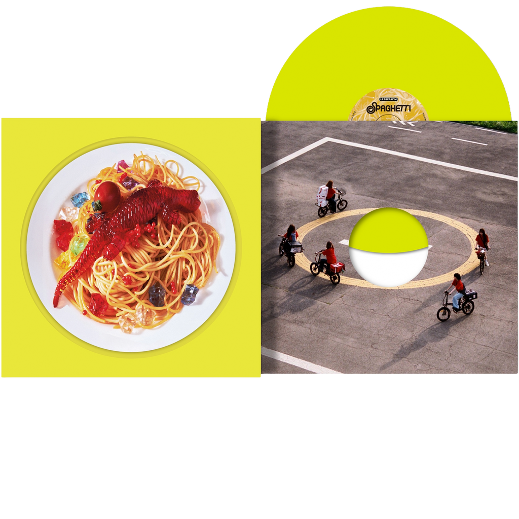 vinile giallo delle sserafim nuovo album con copertina con piatto di speghetti e LP su vinile giallo neon e busta interna personalizzata con foto della band sulla moto