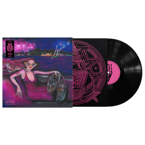 Anna Pepe nuovo album titolo Million Dollar Babe Babe Edition vinile LP nero autografato con copertina illustrata disegno della mamma di anna raffigurante una donna dai capelli rosa seduta al tramonto con occhiali da sole, paesaggio costiero di mare notturno sullo sfondo e inserto esclusivo nero con grafica rosa effetto cristalli