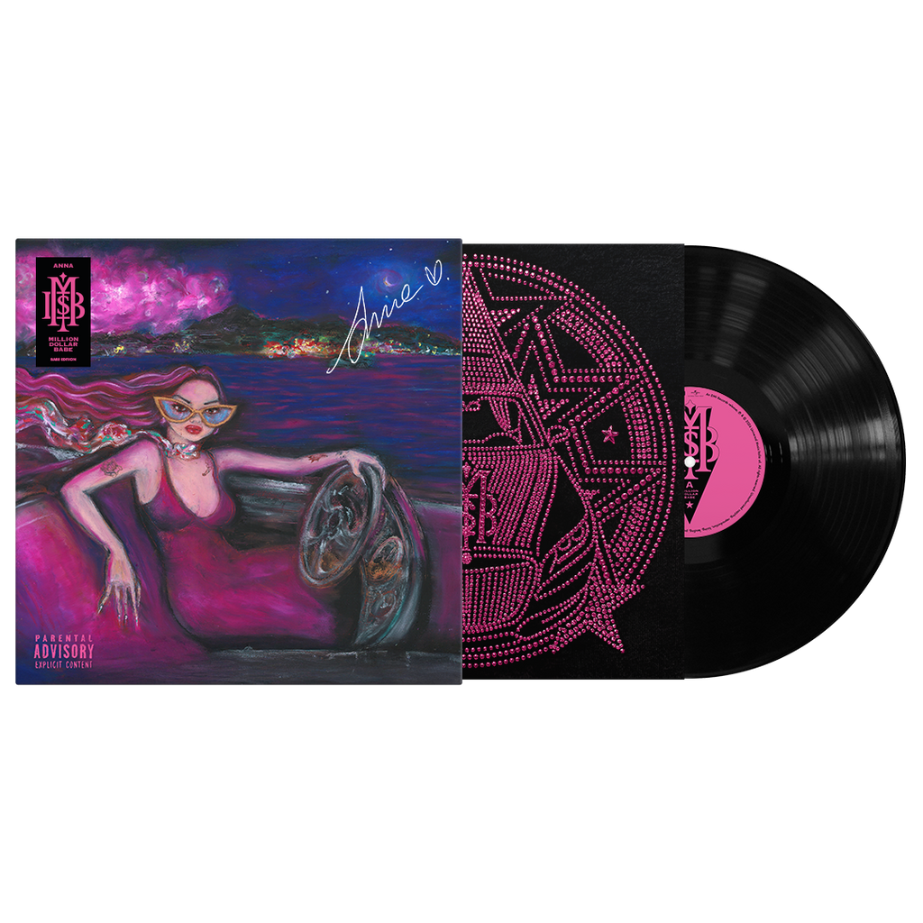 Anna Pepe nuovo album titolo Million Dollar Babe Babe Edition vinile LP nero autografato con copertina illustrata disegno della mamma di anna raffigurante una donna dai capelli rosa seduta al tramonto con occhiali da sole, paesaggio costiero di mare notturno sullo sfondo e inserto esclusivo nero con grafica rosa effetto cristalli