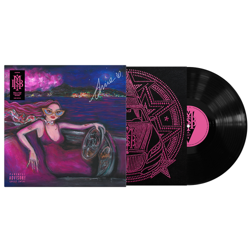 Anna Pepe nuovo album titolo Million Dollar Babe Babe Edition vinile LP nero autografato con copertina illustrata disegno della mamma di anna raffigurante una donna dai capelli rosa seduta al tramonto con occhiali da sole, paesaggio costiero di mare notturno sullo sfondo e inserto esclusivo nero con grafica rosa effetto cristalli