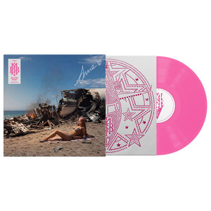 nuovo album di Anna Pepe in vinile rosa trasparente Million Dollar Babe Dollar Edition vinile LP fucsia autografato colored vinyl con copertina raffigurante l artista seduta su una spiaggia davanti a un relitto aereo in fiamme e inserto esclusivo con grafica rosa decorata da cristalli
