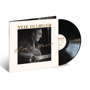 Neil Diamond – Wild at Heart vinile LP nero, copertina con ritratto in bianco e nero dell’artista mentre suona la chitarra, titolo dorato su sfondo chiaro.