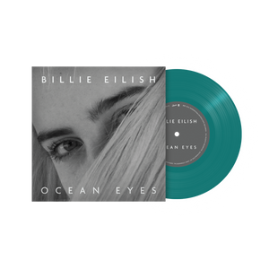 vinile musica canzone 45 giri 7 pollici colorato turchese trasparente con incisione sui lati del primo singolo di billie eilish, mock up con copertina di foto in primo piano in bianco e nero degli occhi di billie quando era piccola e piccolo vinile che si vede sulla destra