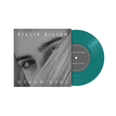 vinile musica canzone 45 giri 7 pollici colorato turchese trasparente con incisione sui lati del primo singolo di billie eilish, mock up con copertina di foto in primo piano in bianco e nero degli occhi di billie quando era piccola e piccolo vinile che si vede sulla destra