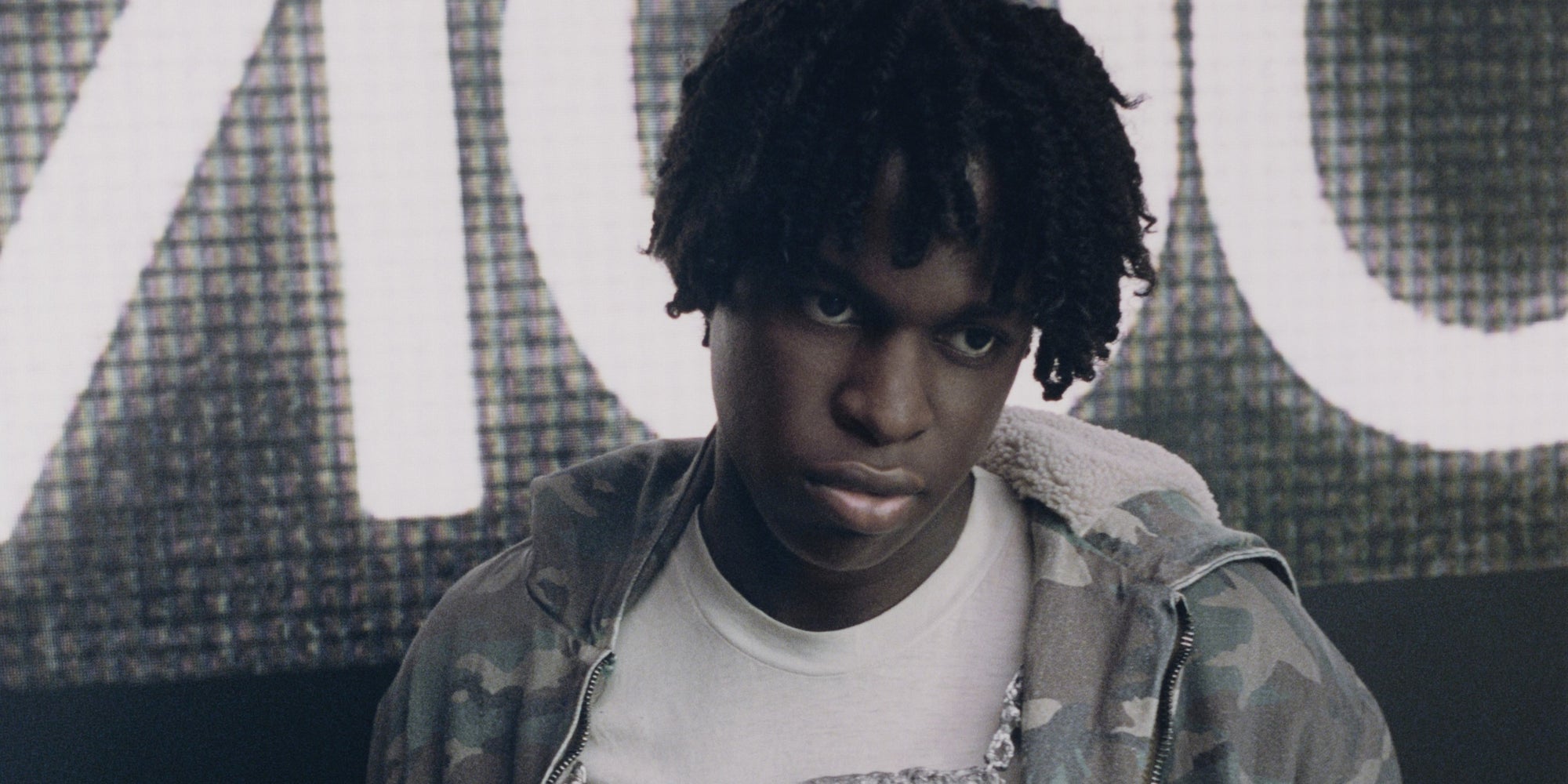 Daniel Caesar, pseudonimo di Ashton Dumar Norwill Simmonds (Oshawa, 5 aprile 1995), è un cantante canadese.

Dall'inizio della sua carriera ha pubblicato tre EP, due album in studio, Freudian (2017) e Case Study 01 (2020),[4] e collaborato con numerosi artisti, tra cui Brandy, Mary J. Blige, Kali Uchis, Chance the Rapper, Justin Bieber e Sean Lennon, vendendo complessivamente 20 milioni copie tra album e singoli