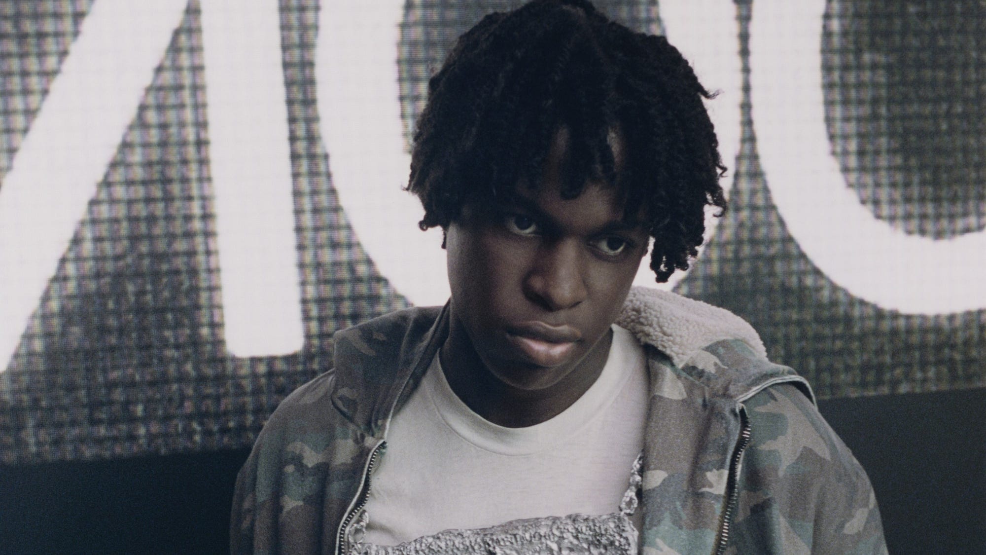 Daniel Caesar, pseudonimo di Ashton Dumar Norwill Simmonds (Oshawa, 5 aprile 1995), è un cantante canadese.

Dall'inizio della sua carriera ha pubblicato tre EP, due album in studio, Freudian (2017) e Case Study 01 (2020),[4] e collaborato con numerosi artisti, tra cui Brandy, Mary J. Blige, Kali Uchis, Chance the Rapper, Justin Bieber e Sean Lennon, vendendo complessivamente 20 milioni copie tra album e singoli