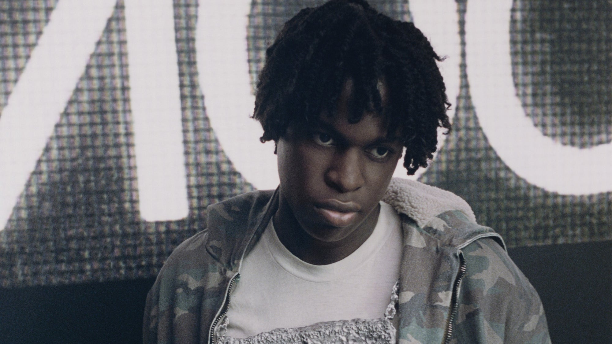 Daniel Caesar, pseudonimo di Ashton Dumar Norwill Simmonds (Oshawa, 5 aprile 1995), è un cantante canadese.

Dall'inizio della sua carriera ha pubblicato tre EP, due album in studio, Freudian (2017) e Case Study 01 (2020),[4] e collaborato con numerosi artisti, tra cui Brandy, Mary J. Blige, Kali Uchis, Chance the Rapper, Justin Bieber e Sean Lennon, vendendo complessivamente 20 milioni copie tra album e singoli