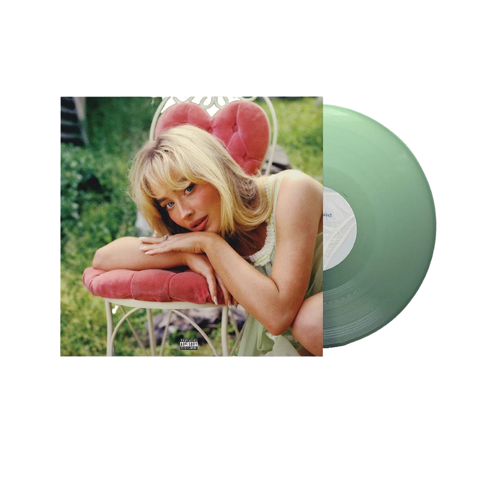 short n sweet nuovo album di sabrina carpenter immagine di copertina sfondo verde con la cantante dai lunghi capelli biondi  appoggiata su una sedia rosa imbottita e sguardo tranquillo e pacifico. il vinile è color bottiglia di vetro vintage verde scuro trasparente