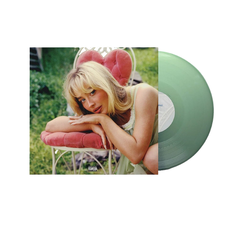 short n sweet nuovo album di sabrina carpenter immagine di copertina sfondo verde con la cantante dai lunghi capelli biondi  appoggiata su una sedia rosa imbottita e sguardo tranquillo e pacifico. il vinile è color bottiglia di vetro vintage verde scuro trasparente