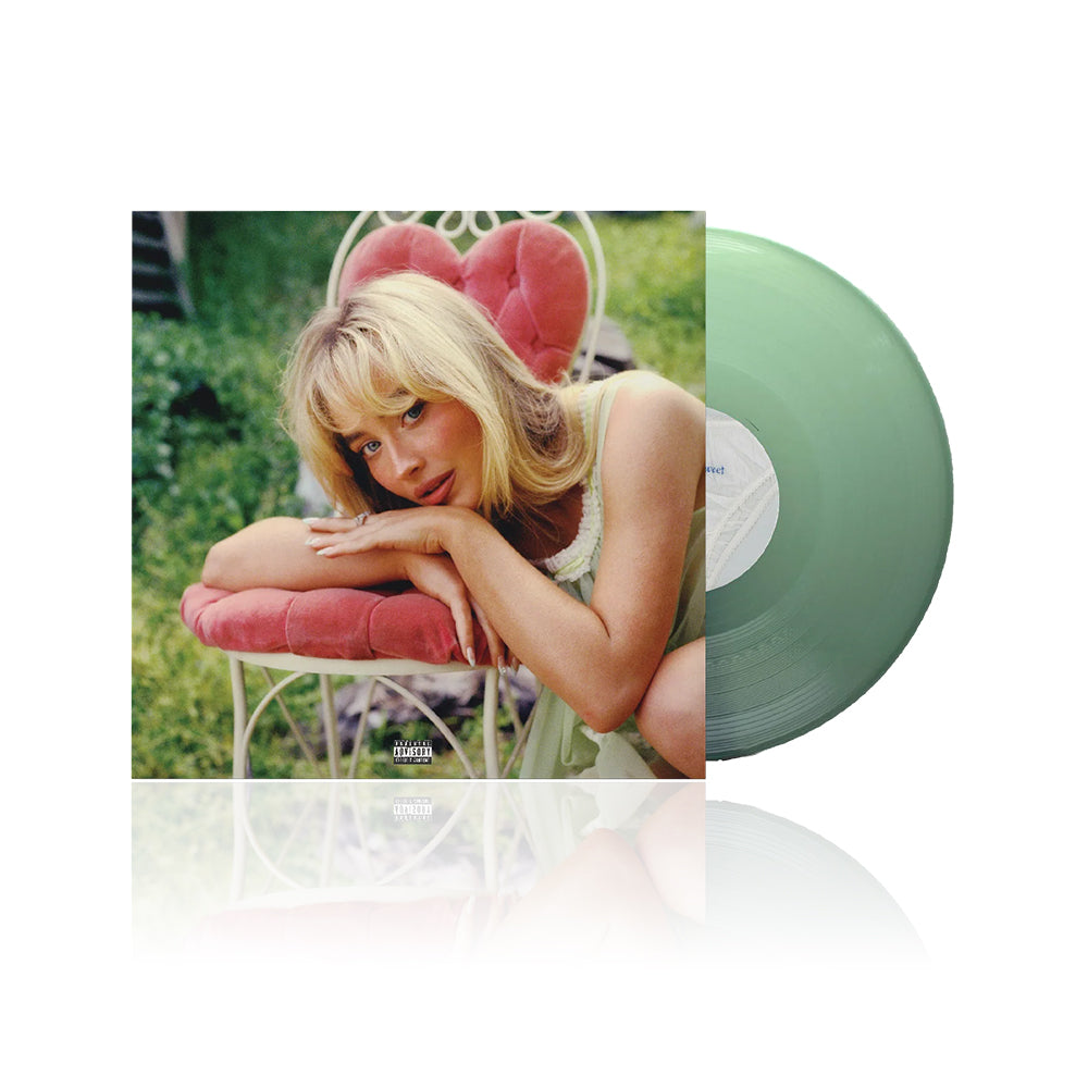 short n sweet nuovo album di sabrina carpenter deve ancora uscire immagine di copertina sfondo verde con la cantante dai lunghi capelli biondi  appoggiata su una sedia rosa imbottita e sguardo tranquillo e pacifico. il vinile è color bottiglia di vetro vintage verde scuro trasparente