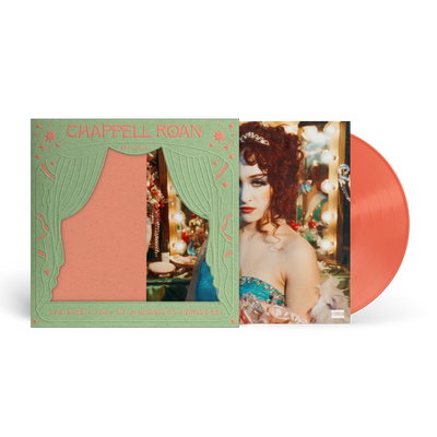 doppio vinile Chappell Roan con copertina originale e custodia fustellata verde che rappresenta un sipario in una nuova versione ha una packaging deluxe, dischi in colore My Kink Is Coral e sticker anniversary edition.