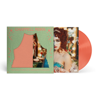 doppio vinile Chappell Roan con copertina originale e custodia fustellata verde che rappresenta un sipario in una nuova versione ha una packaging deluxe, dischi in colore My Kink Is Coral e sticker anniversary edition.