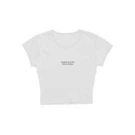 Daughter from Hell | T-shirt baby crop bianca con testo cover