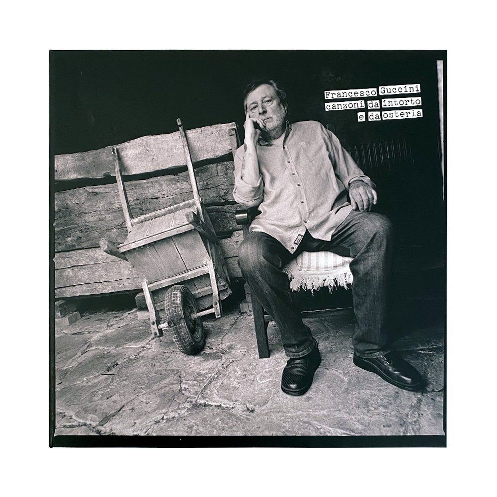 canzoni da intorto e da osteria la cover degli ultimi album di francesco guccini con foto in bianco e nero del cantautore seduto su una sedia di legno