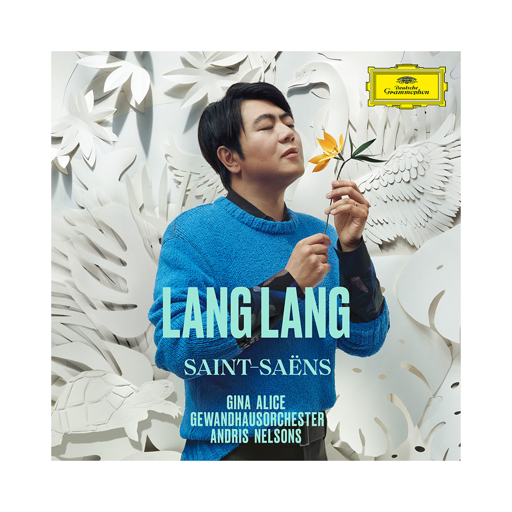 la copertina del nuovo album di lang lang saint saens doppio vinile copertina bianca con foto del pianista che annusa un fiore giallo e etichetta casa discografica deutsche grammophon